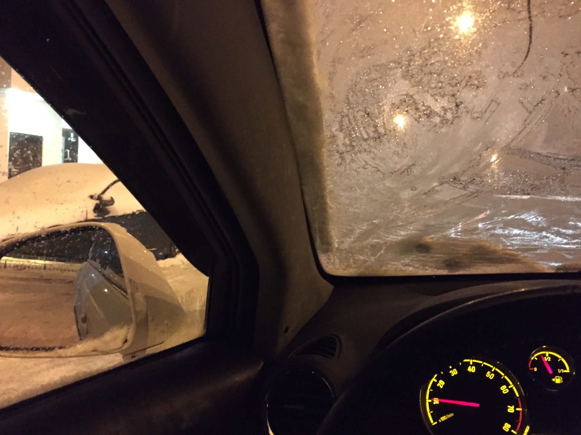 Почему зимой в автомобиле потеют стекла и как это вылечить