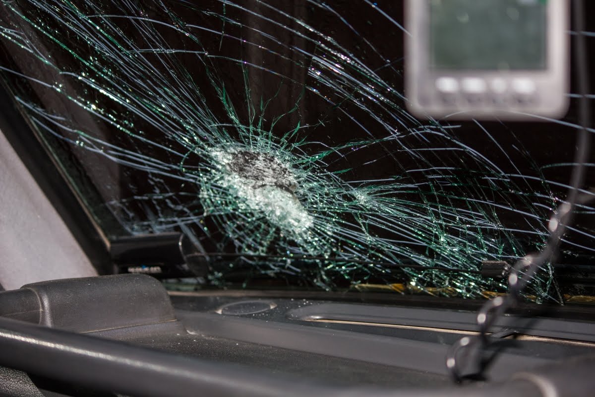 Что делать, если вы обнаружили в машине разбитое стекло?