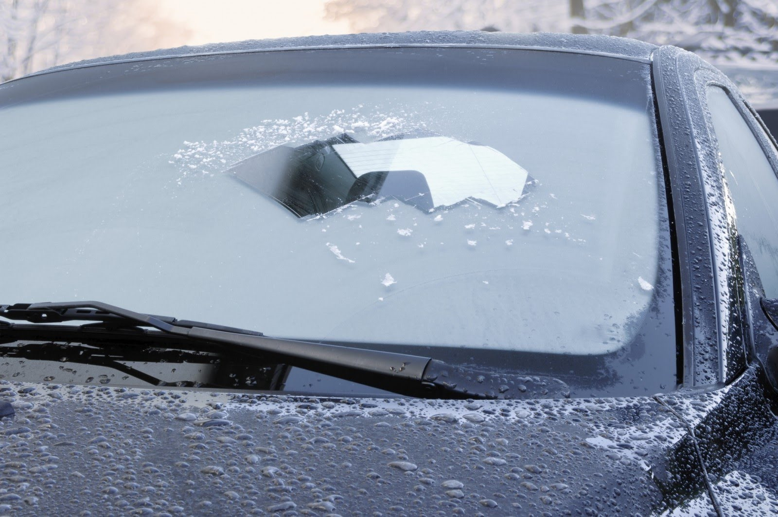 Почему стекла замерзают изнутри в машине зимой: причины и решения